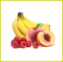 Reife Bananen, ein ganzer und ein halbierter Pfirsich sowie frische Himbeeren auf weißem Hintergrund