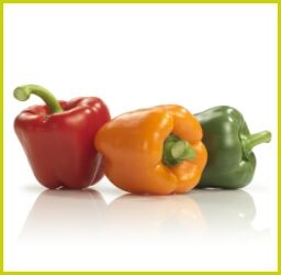 Eine rote, orangene und grüne Paprika