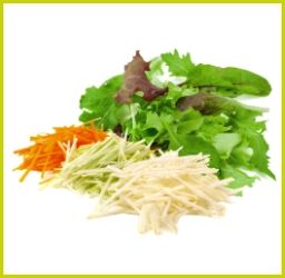 Freshcut-Mix aus grünen Blattsalaten mit fein geschnittenen Streifen von Karotten, Sellerie und Kohlrabi auf weißem Hintergrund