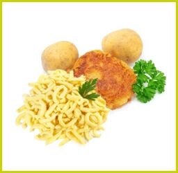 Convenience-Sortiment mit Kartoffelrösti, gewürfelten Kartoffeln, Spätzle und frischen Kartoffeln auf weißem Hintergrund
