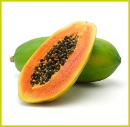 Eine Papaya und daneben eine geöffnete Papaya