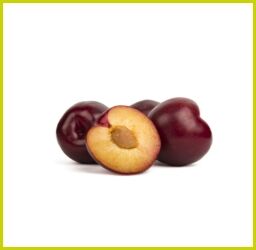 Zwei ganze und eine geöffnete Pflaume